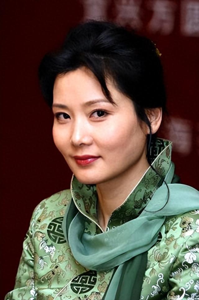 “江南美人”何赛飞:曾是邓颖超座上宾,嫁初恋33年,被宠成公主