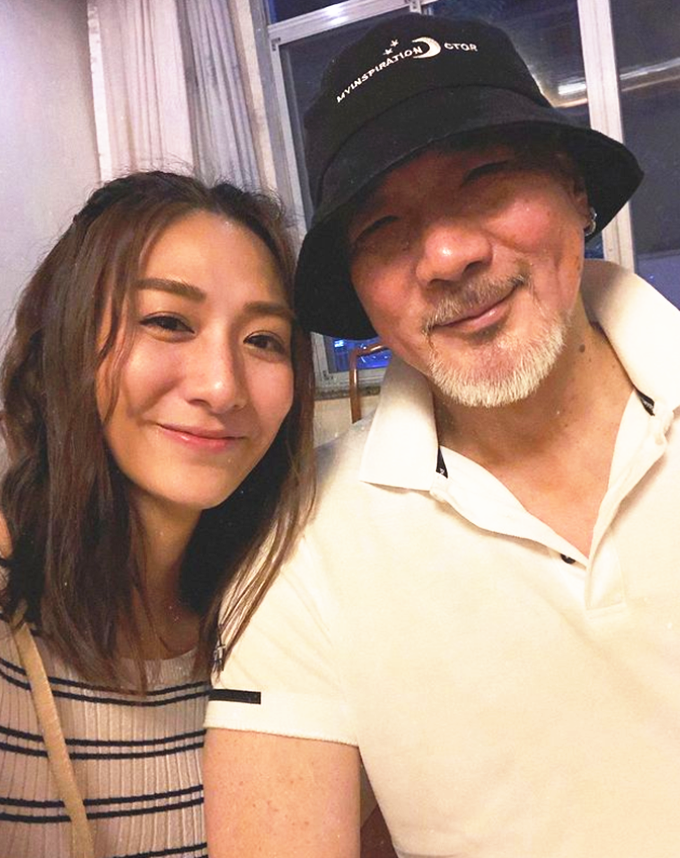 72岁徐少强与女儿相聚!35岁徐颖堃神似母亲雪梨,颜值清纯漂亮