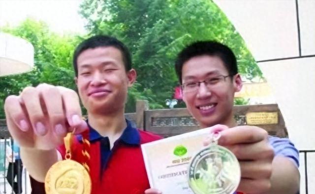 曝北大“韦神”32岁无车无房被嘲笑?工资曝光,网友们不说话了