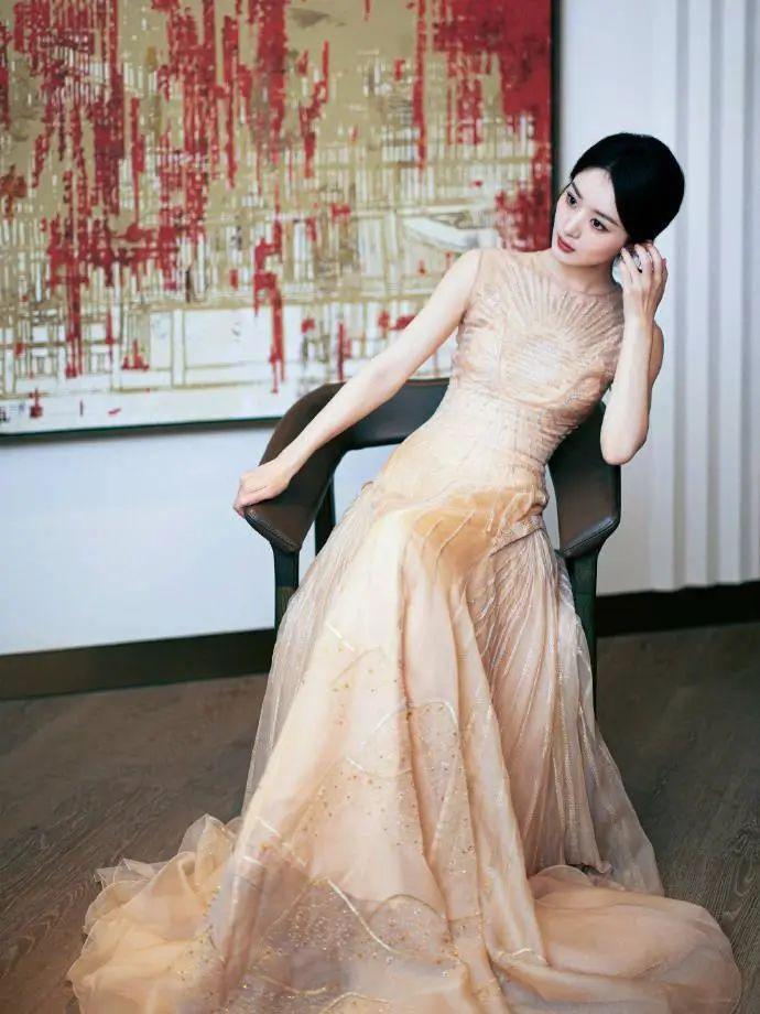 赵丽颖变得认不出!穿薄纱裙颜值再回巅峰,小揪揪发型甜到没朋友