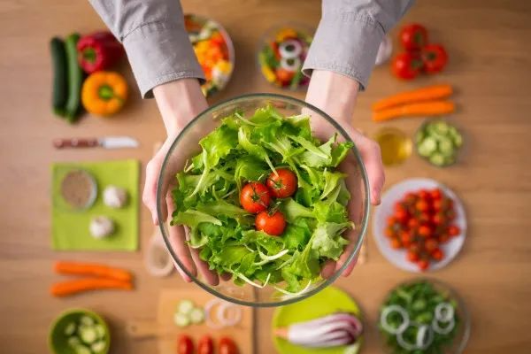 纯素食两个月降“三高”?医生提醒:要区分素食的“好”和“坏”