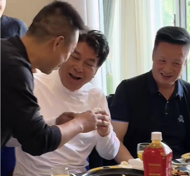 55岁解晓东近况流出,与阎维文朱时茂聚餐,喝12元饮料引热议