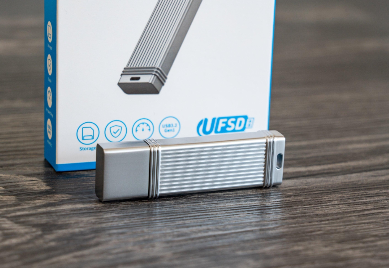 USB|ORICO的U盘，材质是由金属铸造而成，边缘还有一道波纹