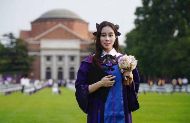 何超欣|何超欣现身清华附小当老师,不顾形象坐桌子上,穿破洞裤遭吐槽