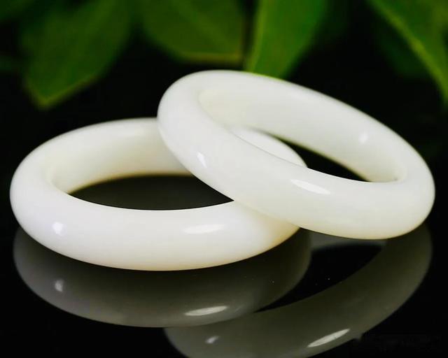 核桃|扶不起的羊脂白玉！和田玉的白玉为什么就是火不起来？