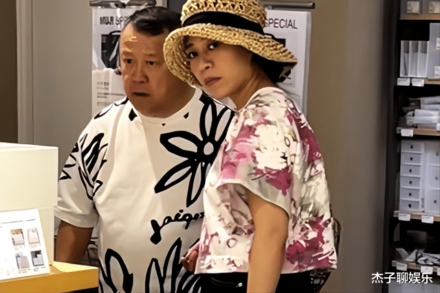 曾志伟|曾志伟与好友遗孀逛街被拍，两人已互相陪伴9年！男方3年前丧妻