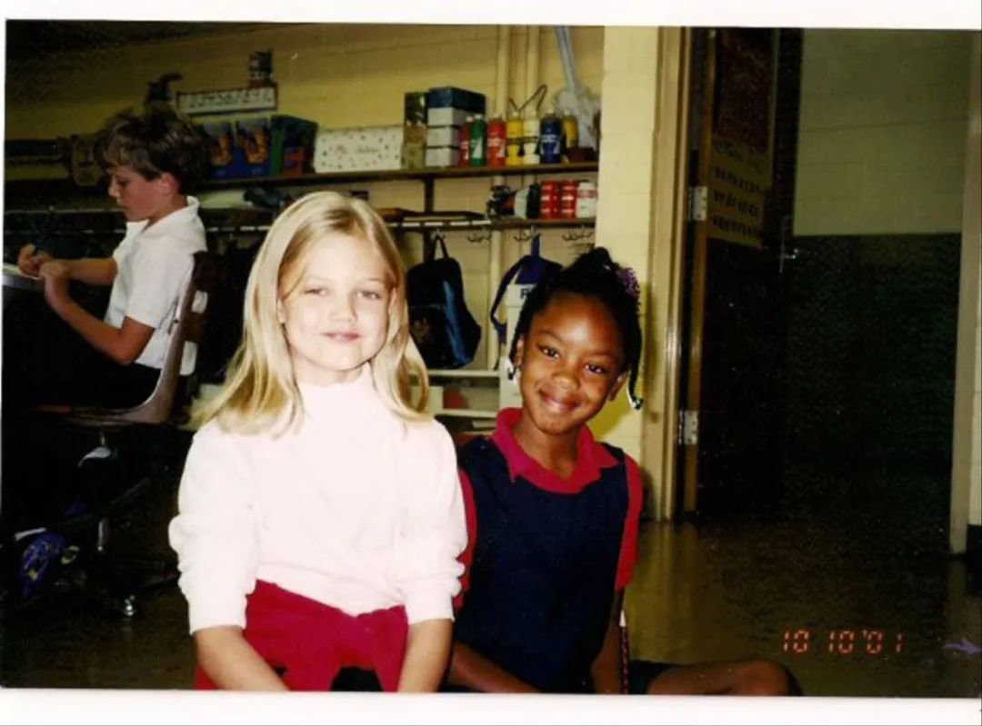 29岁最丑超模生娃，看到老公后网友笑了：这一家的颜值够绝的...