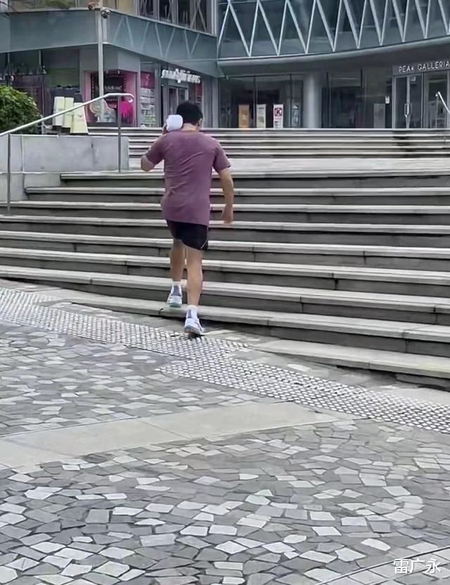 梁朝伟回国两鬓斑白,紧搂富婆合影心情佳,穿4000多衬衣肌肉紧实