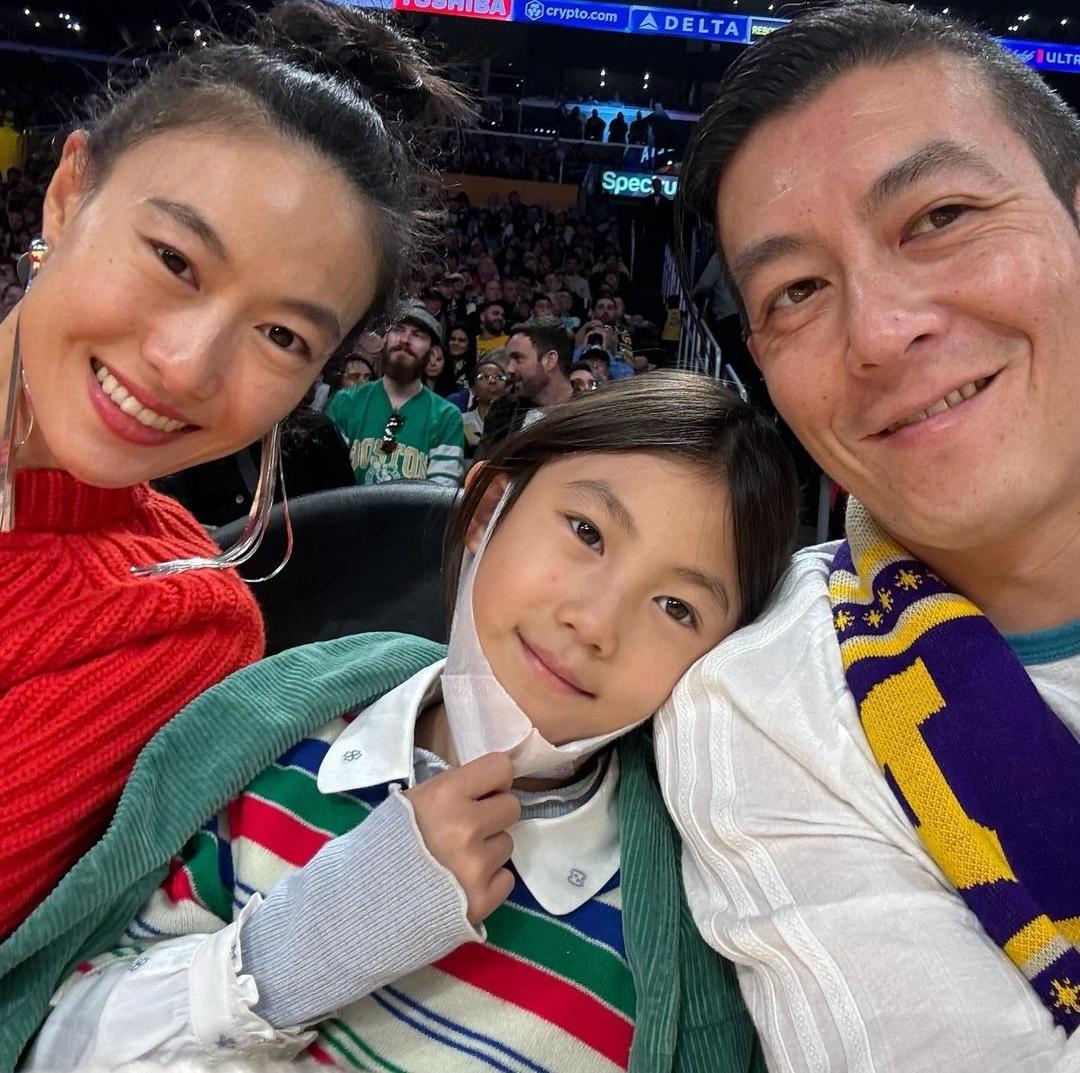 陈冠希晒一家三口观看NBA，无滤镜下皱纹抢镜，6岁女儿颜值气质瞩目