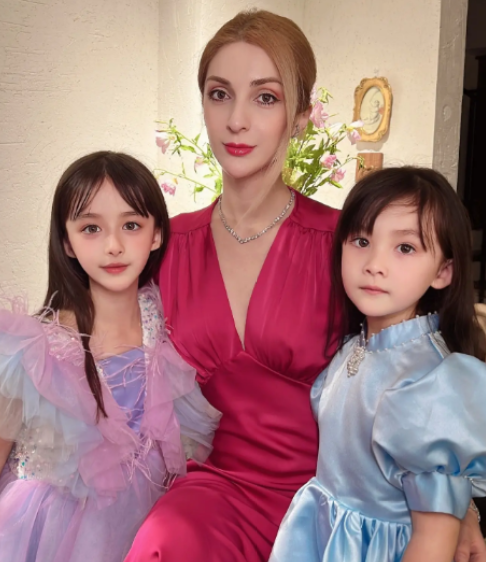 湖北小伙被外国美女模特倒追，生下两个混血女儿，大女儿超像杨幂