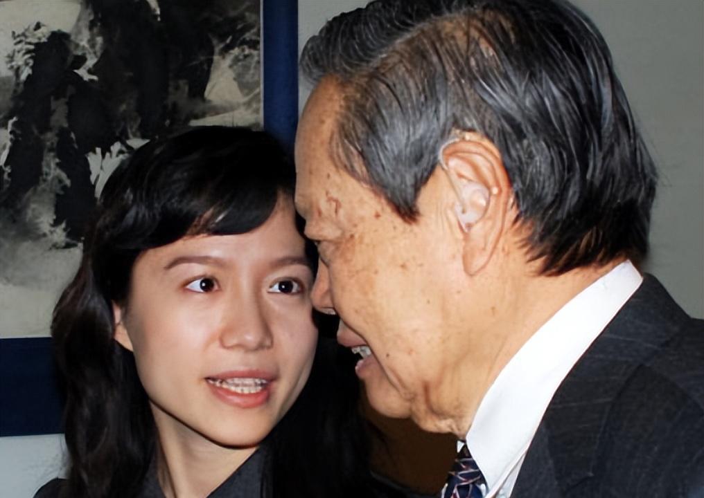 杨振宁|杨振宁与翁帆聚餐照曝光:老年斑增多拐杖不离身,去世素材已备好