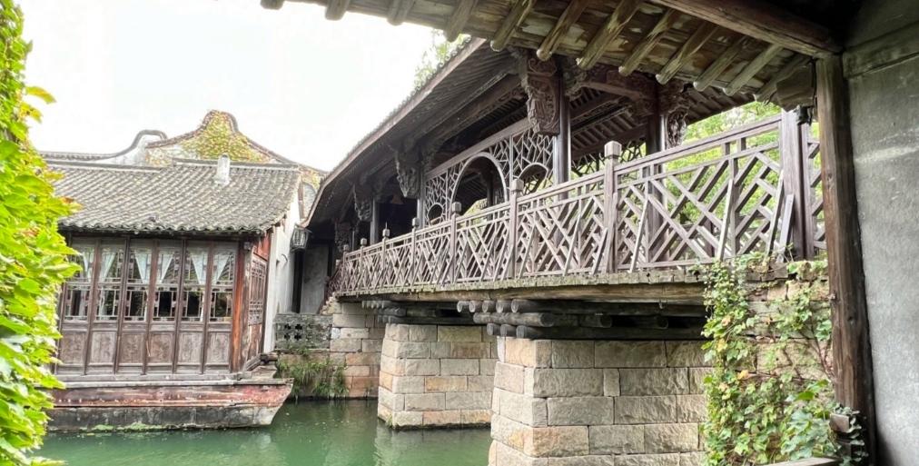 |桐乡乌镇逢源廊桥：历史的见证与美丽的风景