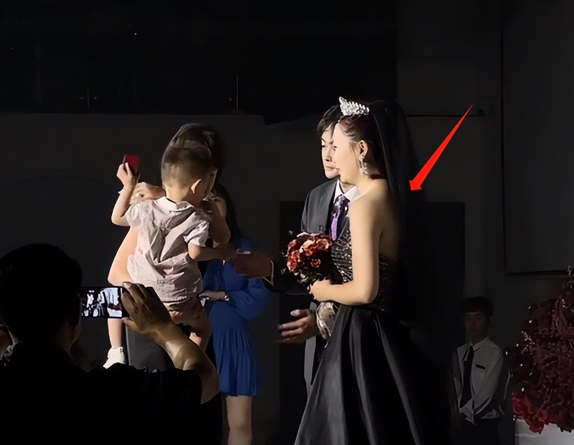 孙铱弟弟大婚新娘穿黑婚纱,婆婆黑白旗袍指不吉利,婚礼氛围怪异