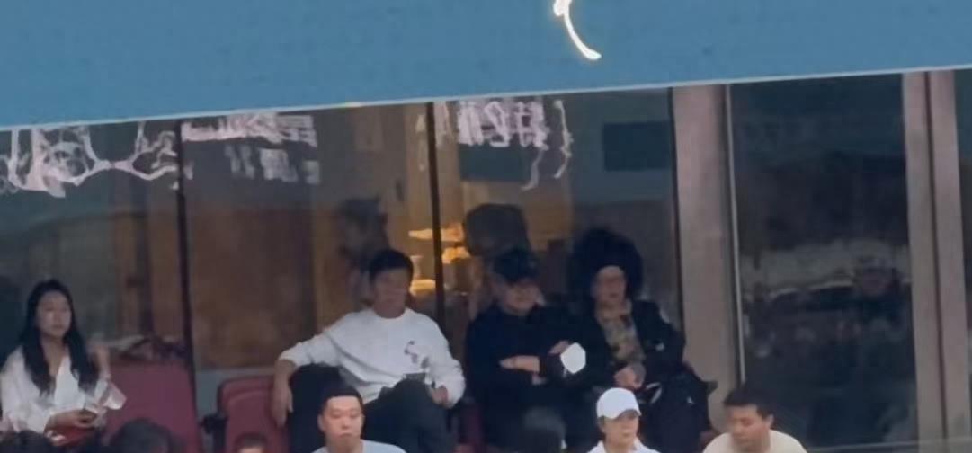 刘欢陪爱妻追星看球，满头白发身材变瘦，付笛生携老婆露面显的沧桑