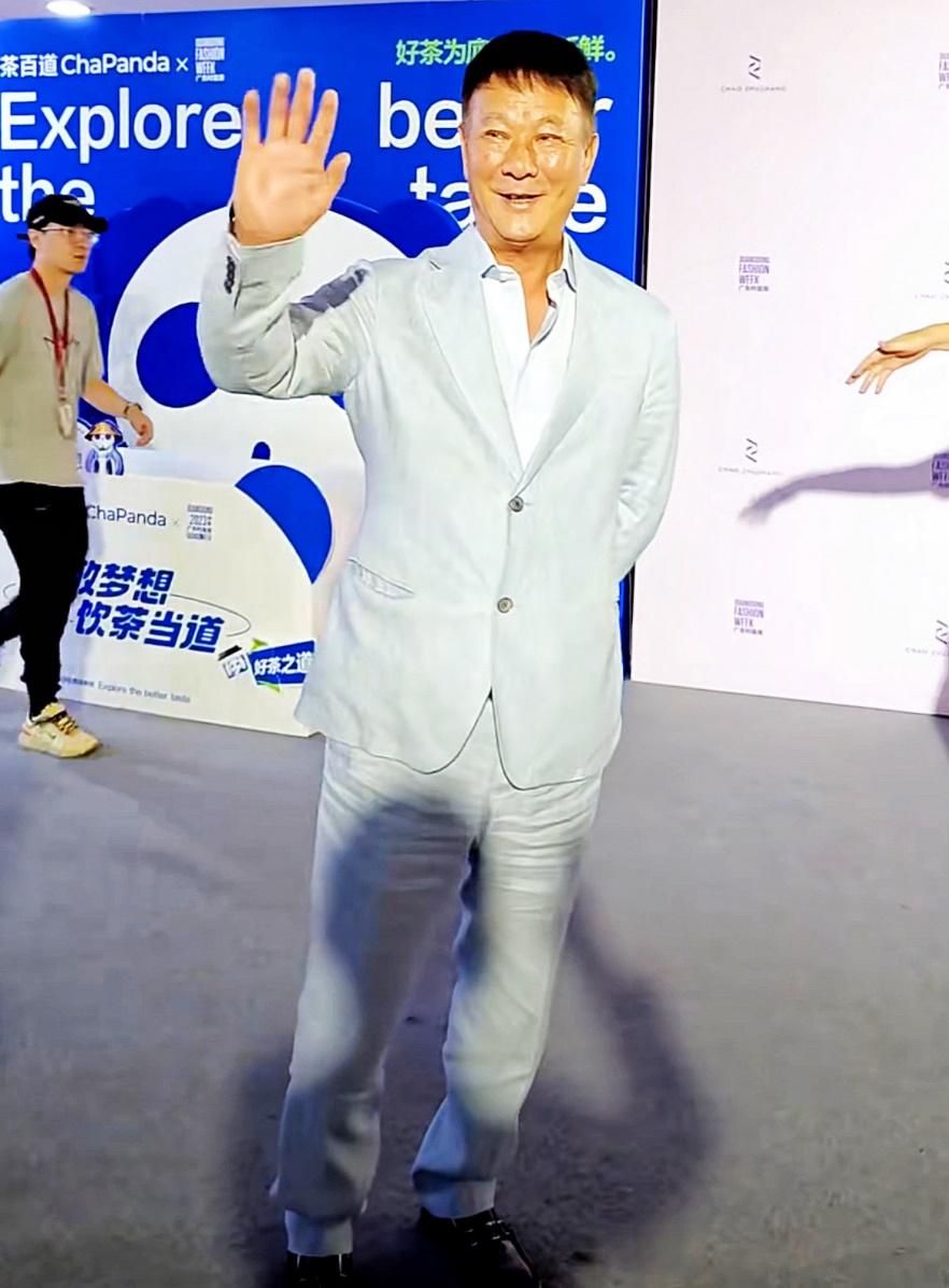 广州：71岁李修贤参加时装周活动，戴假发脸上有斑，“是老戏骨”