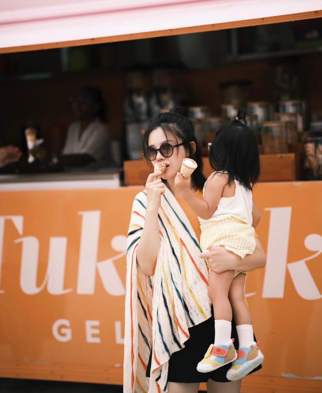 杨子姗罕晒全家福，带1岁女儿度假梳同款发型，坦言还想生二胎