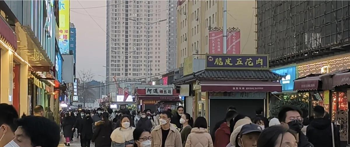 陕西宝鸡“血满复活”!市民们“报复性”外出导致市区人群爆满。