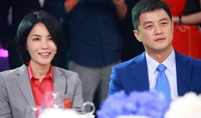 王菲又传喜讯!彻底摆脱李亚鹏,和谢贤成一家人,李嫣态度引争议