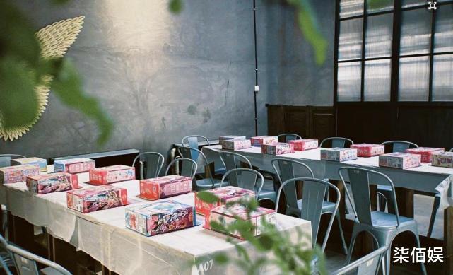 颖儿|颖儿为女儿隆重庆生，邀请她全班同学，月亮与爸爸说悄悄话好温馨