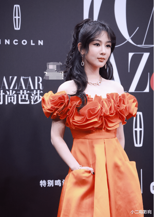 迪丽热巴|迪丽热巴活动红毯造型好辣，杨紫面如寒石，赵丽颖美艳绝伦