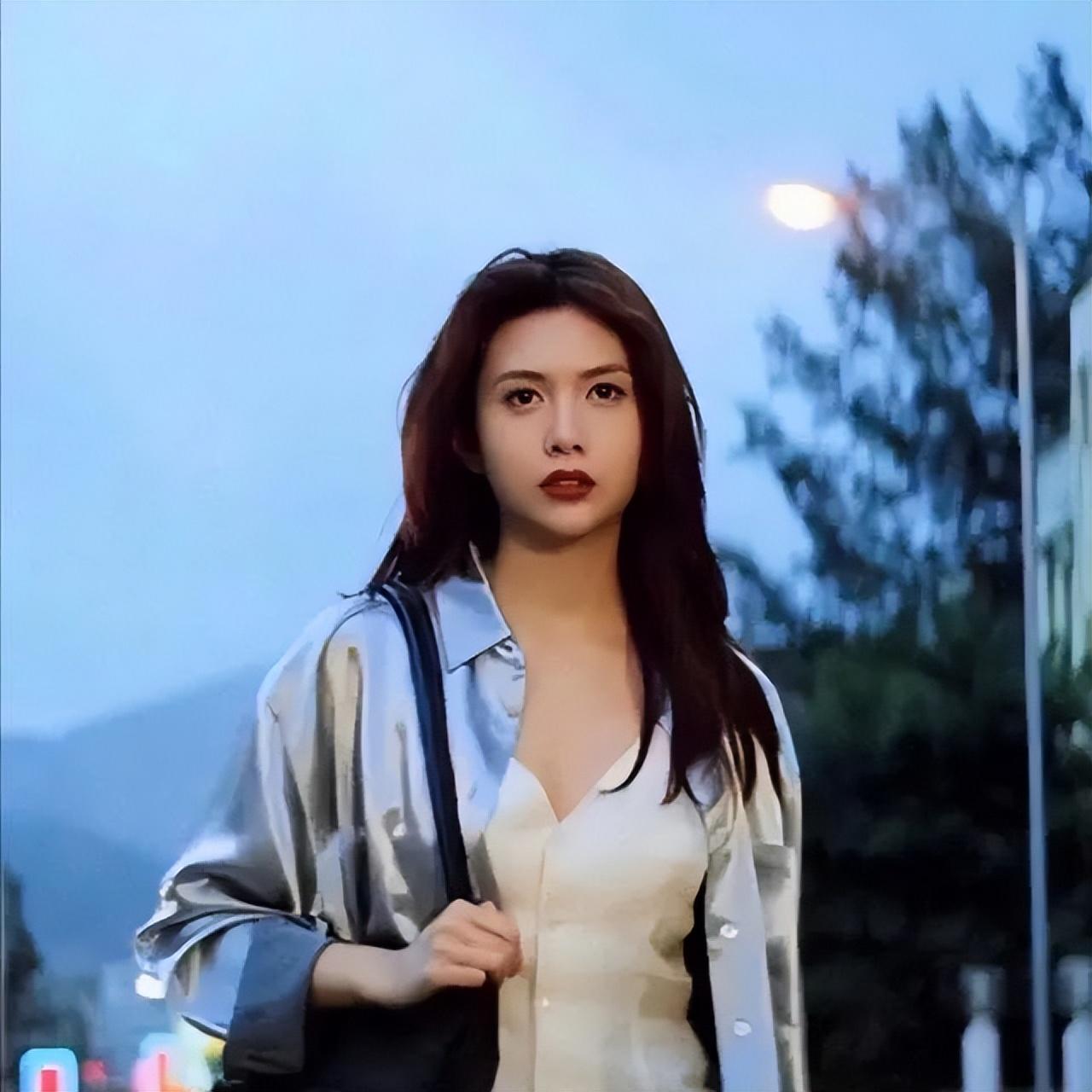 邱淑贞终究难敌岁月侵袭！54岁穿瑜伽裤粗腿宽腰与普通妇女无异