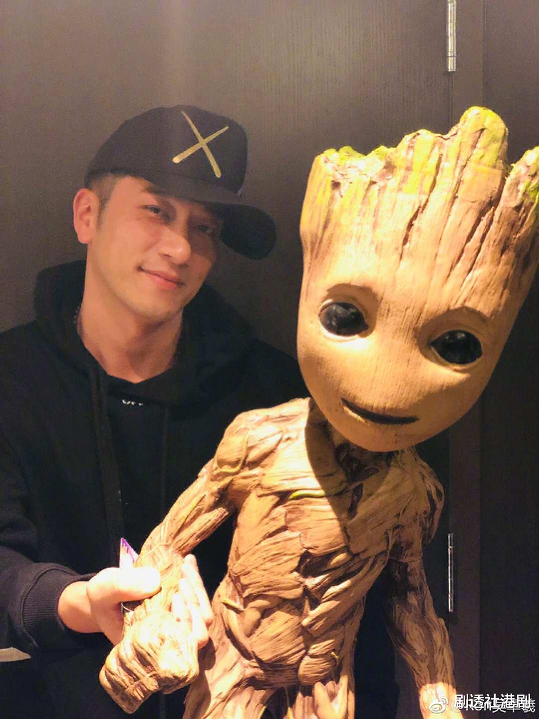 TVB前当家小生现身机场！被粉丝抓拍主动走近，却吓到大家忙后退