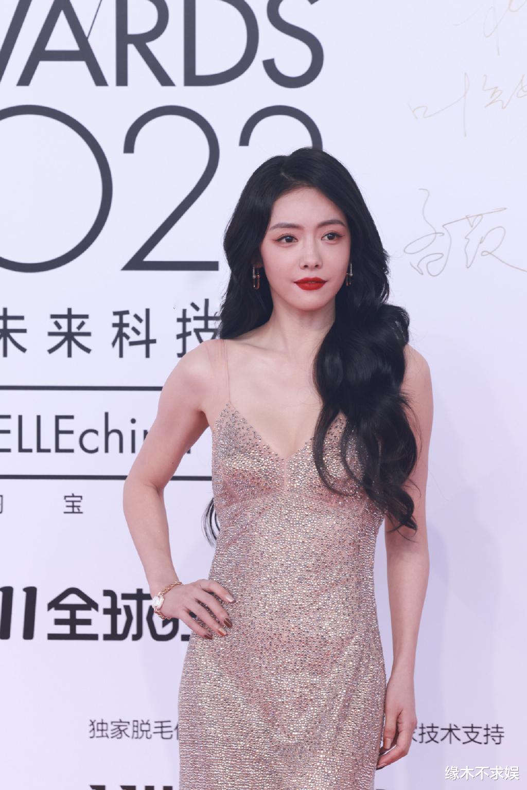 迪丽热巴杨紫齐聚ELLE红毯，一个明艳如女帝，一个被嘲像丫鬟！