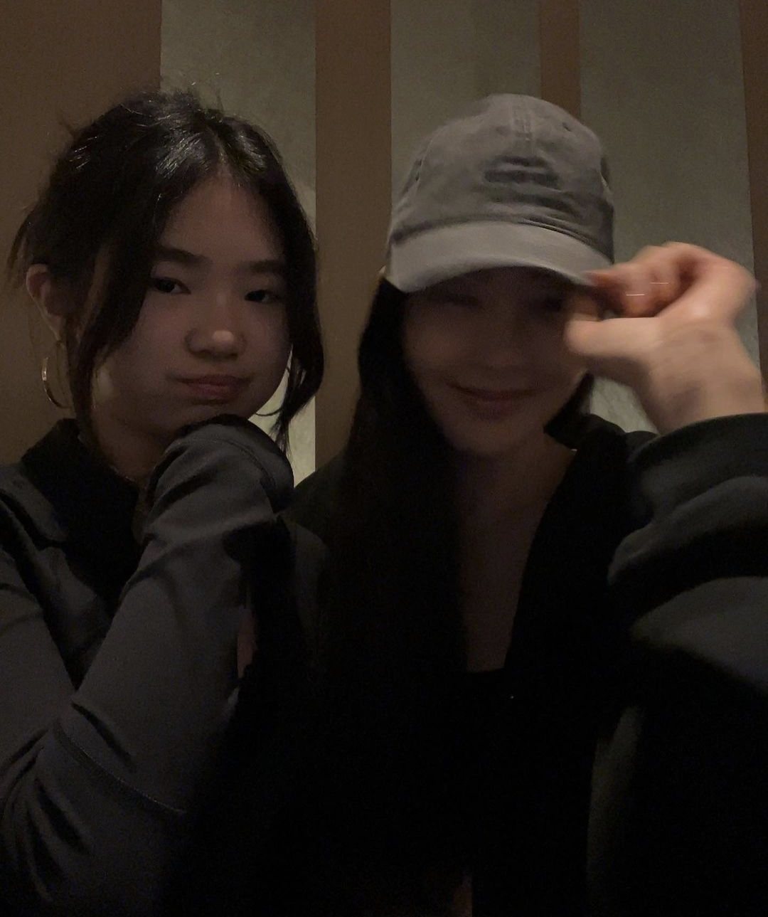 grace|曹格前妻晒母女约会照,12岁Grace戴大耳环做美甲,和妈妈像同龄人