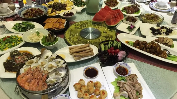 退休|上海某个单位的十名退休领导一起聚餐，桌上摆满了各种美食佳肴