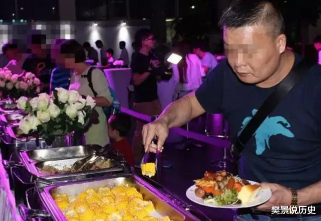 |吃自助餐被罚款2千，男子邪魅一笑交钱走人，经理：我怕是要凉啊