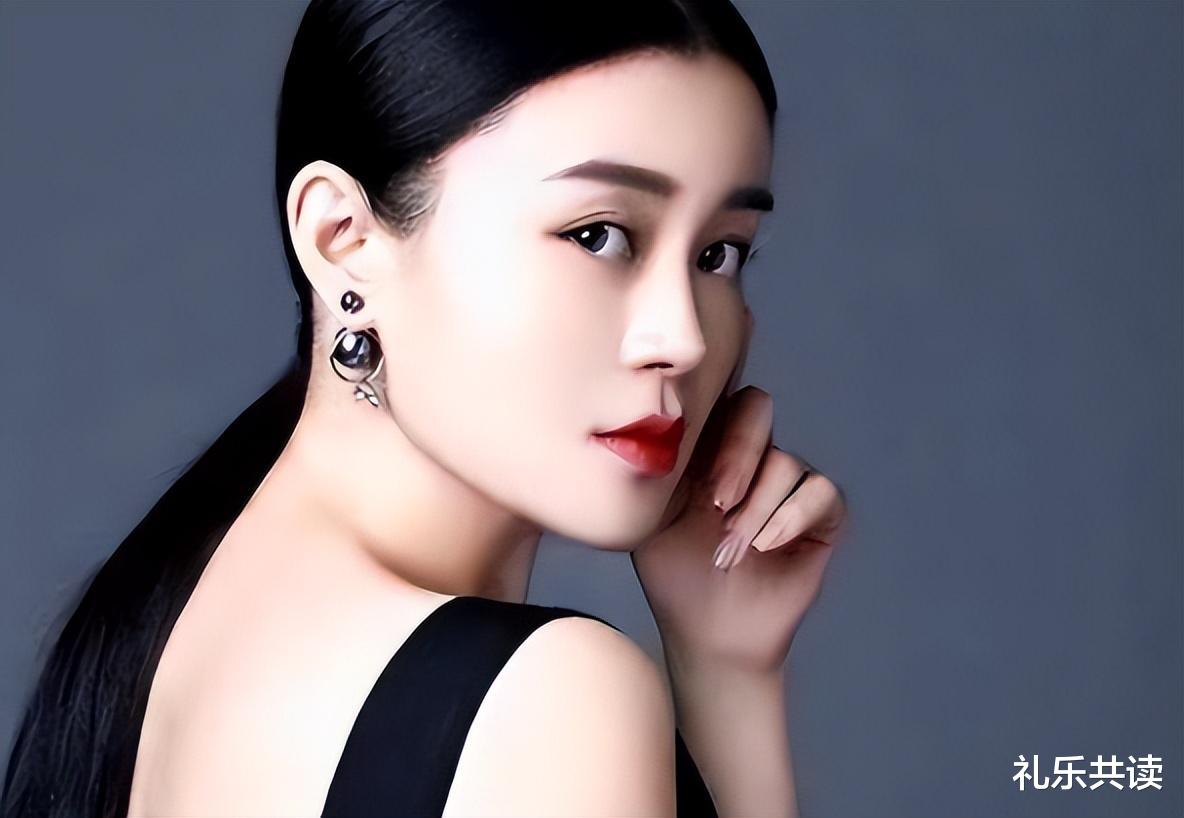 关婷娜的“大”引人瞩目，评论区不堪入目：龌龊的样子真丑！