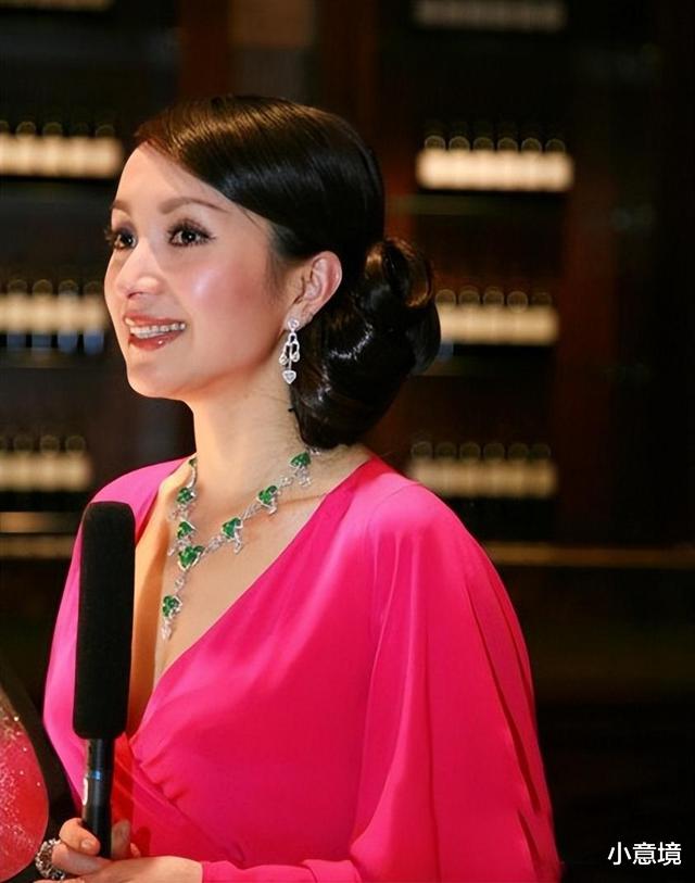 |48岁汤灿“消失”12年后复出!穿紧身裙开唱,小腹凸起赘肉明显