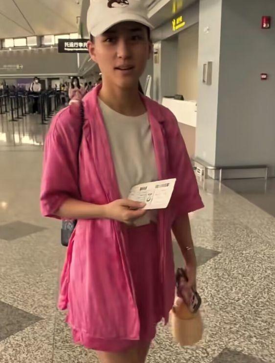 何超莲生娃后首露面,素颜面容憔悴皮肤暗黄,近照被指一脸男相