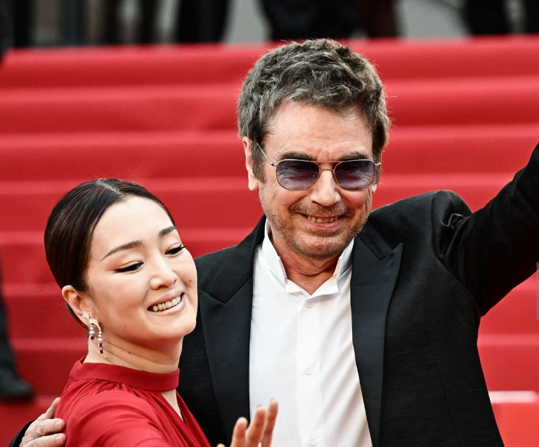 巩俐|屈膝拍照、退半步紧跟,强势如巩俐在法国丈夫面前竟如此卑微