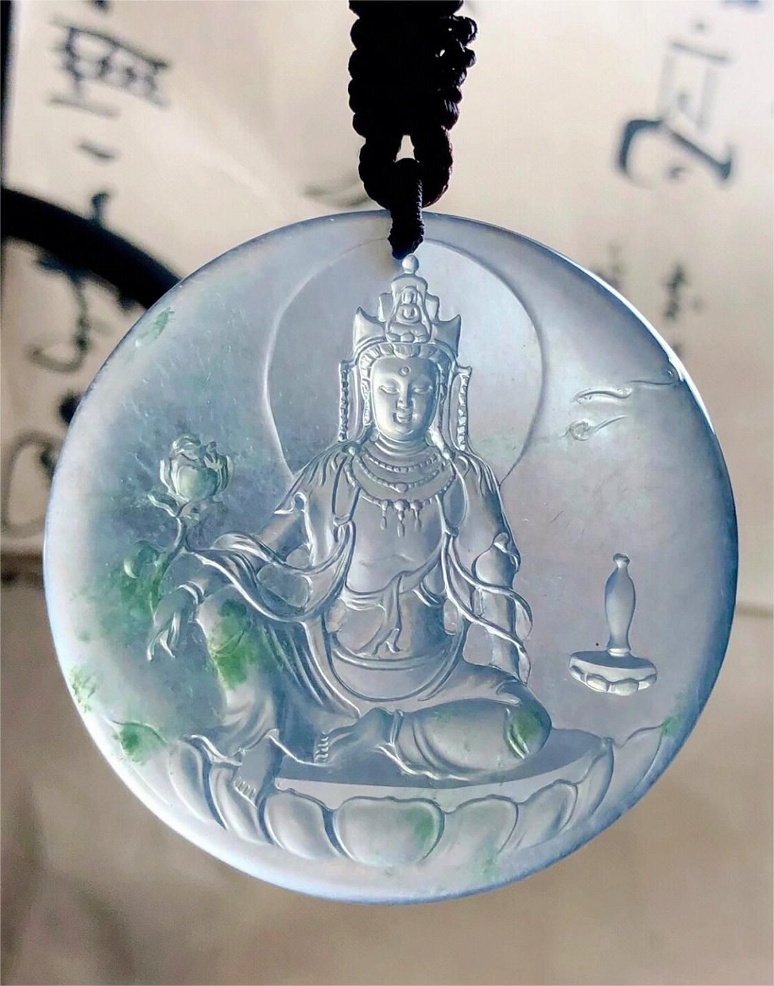 翡翠圣观音吊坠:宁静祥和的庇护