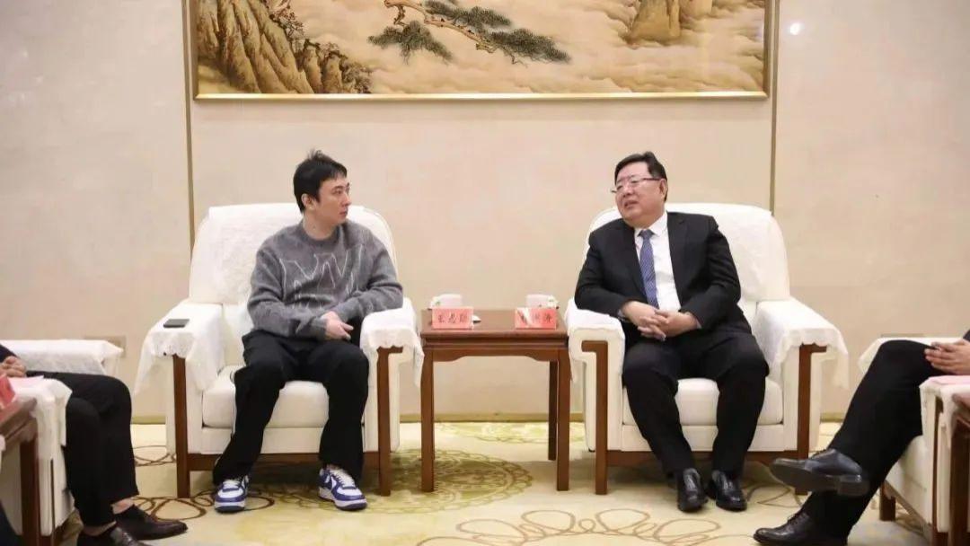 王思聪一万八的发型五千的卫衣会见领导，我差点被网友评论区笑死