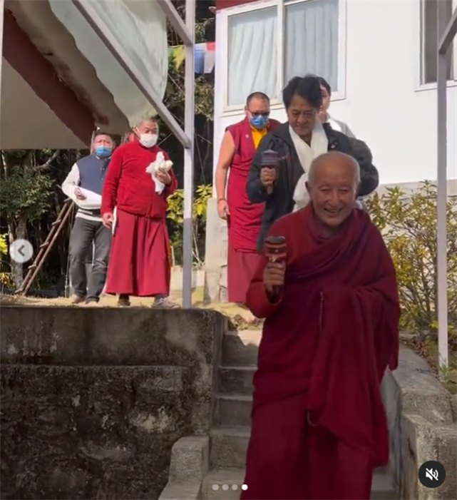 ive|李连杰到尼泊尔寺庙拜佛,面带笑容精神奕奕,小女儿表现十分虔诚