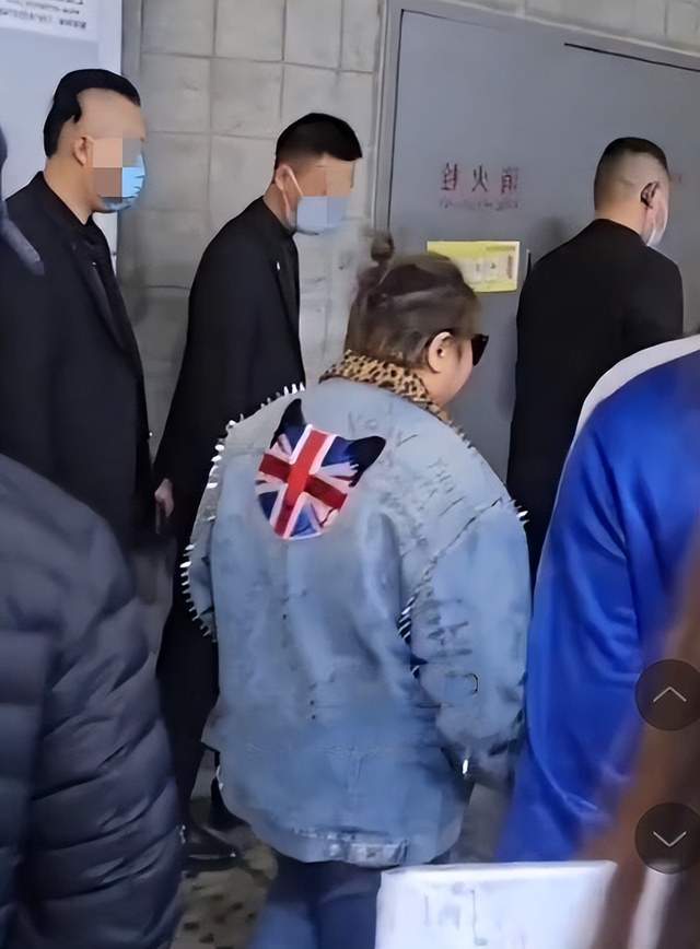 雌激素 韩红成功减重40斤,扎丸子头穿牛仔裤,瘦出迷人线条?