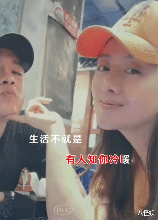 经超晒一家四口合照，20岁大女儿露正脸，与同母异父妹妹关系亲昵