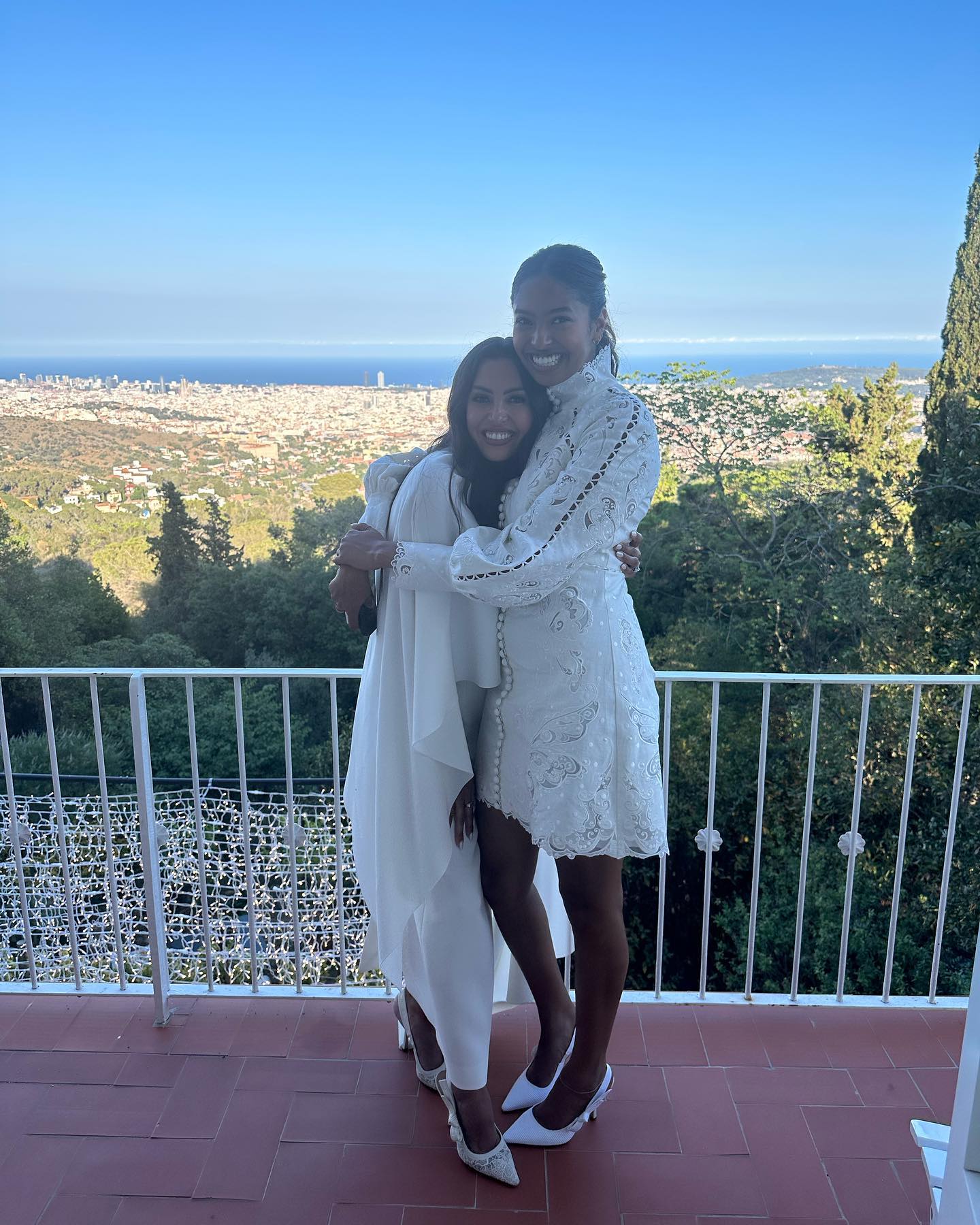 科比遗孀终于瘦回去了！穿斗篷白裙亮相太仙，网友：瘦了不止50斤