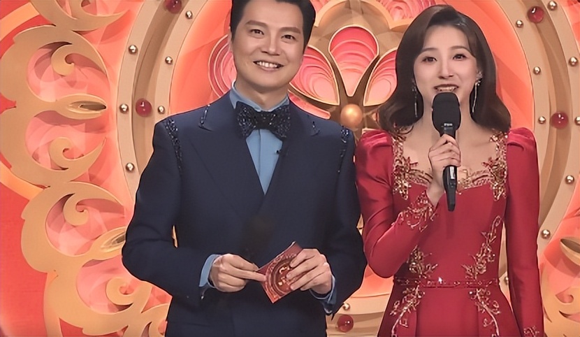 董卿|周涛董卿却上了热搜！春晚龙洋马凡舒挑大梁，旗袍造型把人惊艳了