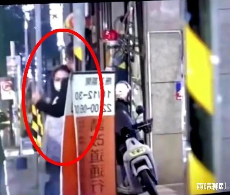 汪小菲|怂包！汪小菲仍称S妈丈母娘，全程紧贴女儿满眼宠爱，网友：好卑微