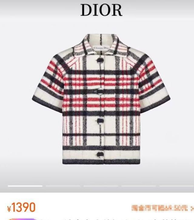 |王诗龄五一和闺蜜吃大餐，近照P到变形不自然，晒4万手提包疑炫富