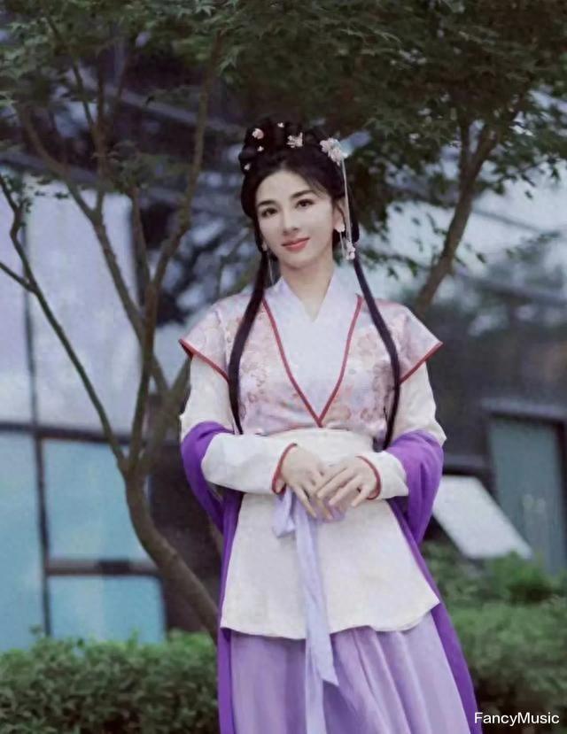 46岁黄奕为自己庆生,明星都不来送祝福,一手好牌打烂了