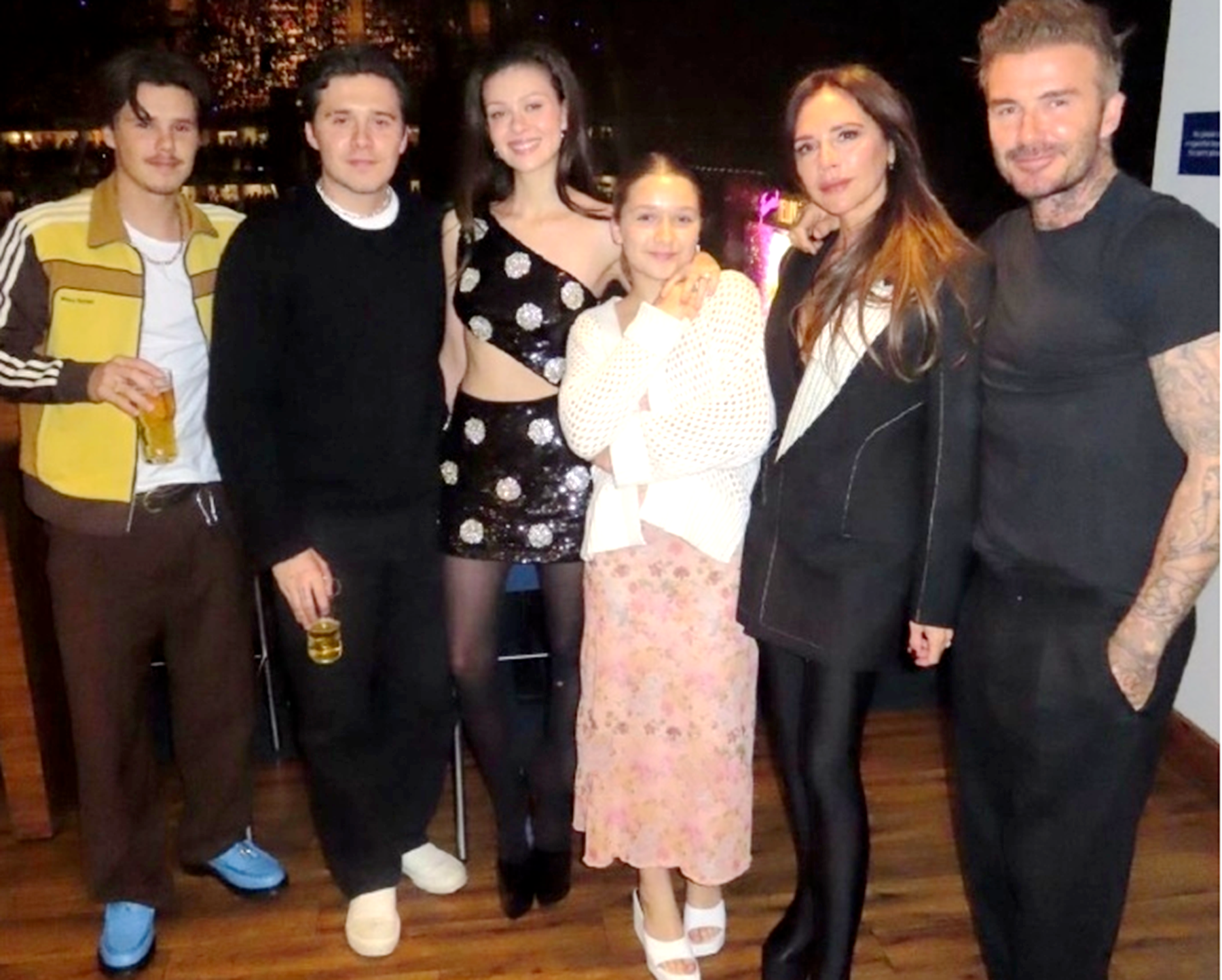 时尚芭莎|贝克汉姆一家人团聚，维多利亚和儿媳都穿厚底鞋，妮可拉稳居C位，小七好美