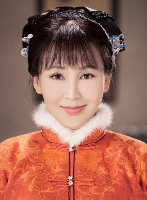 19岁与导演私奔裸婚,在地下室连生3胎,如今丈夫用7部剧将她捧红