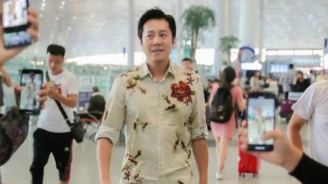 蔡国庆晒小儿子近照，五官帅气俨然小帅哥一枚，爷俩相差整整50岁