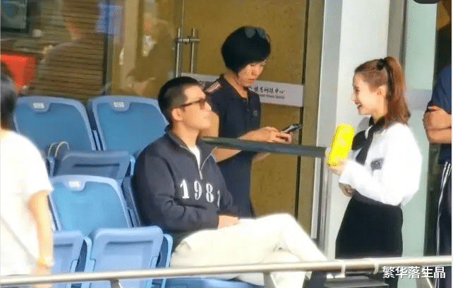 窦骁夫妇现身看球，两人互动甜蜜，何超莲扎着高马尾显年轻