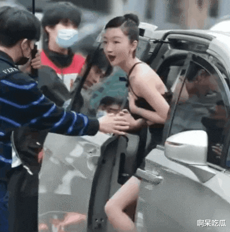 周冬雨红毯再翻车,啥都没有非要露,“假性感”太尴尬了