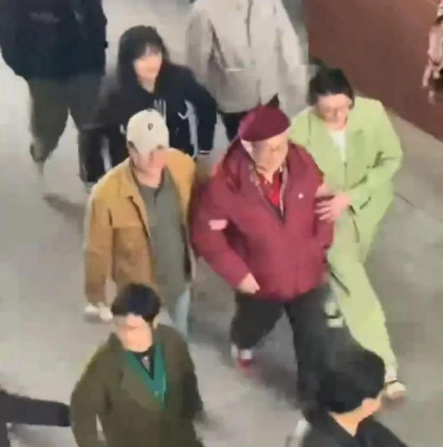 狂飙|《狂飙》红后，演员关系变得微妙起来，“强盛天团”依旧走在一起